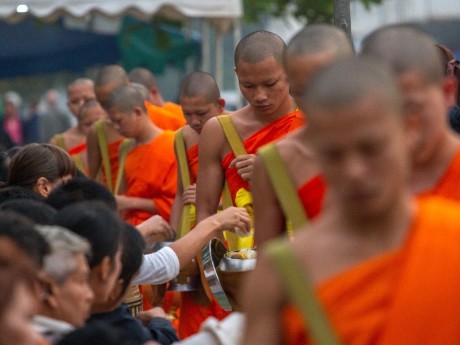 Almosengang in Luang Prabang